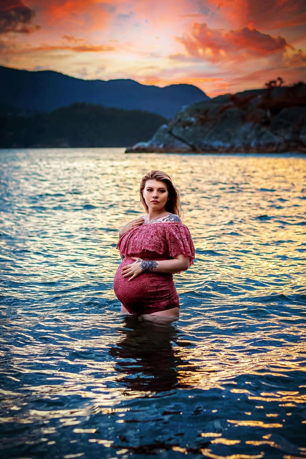 outdoor-maternity-photography_vancouver-fraser-valley_whytecliff-park-ocean-water-sunset-pregnant-mom