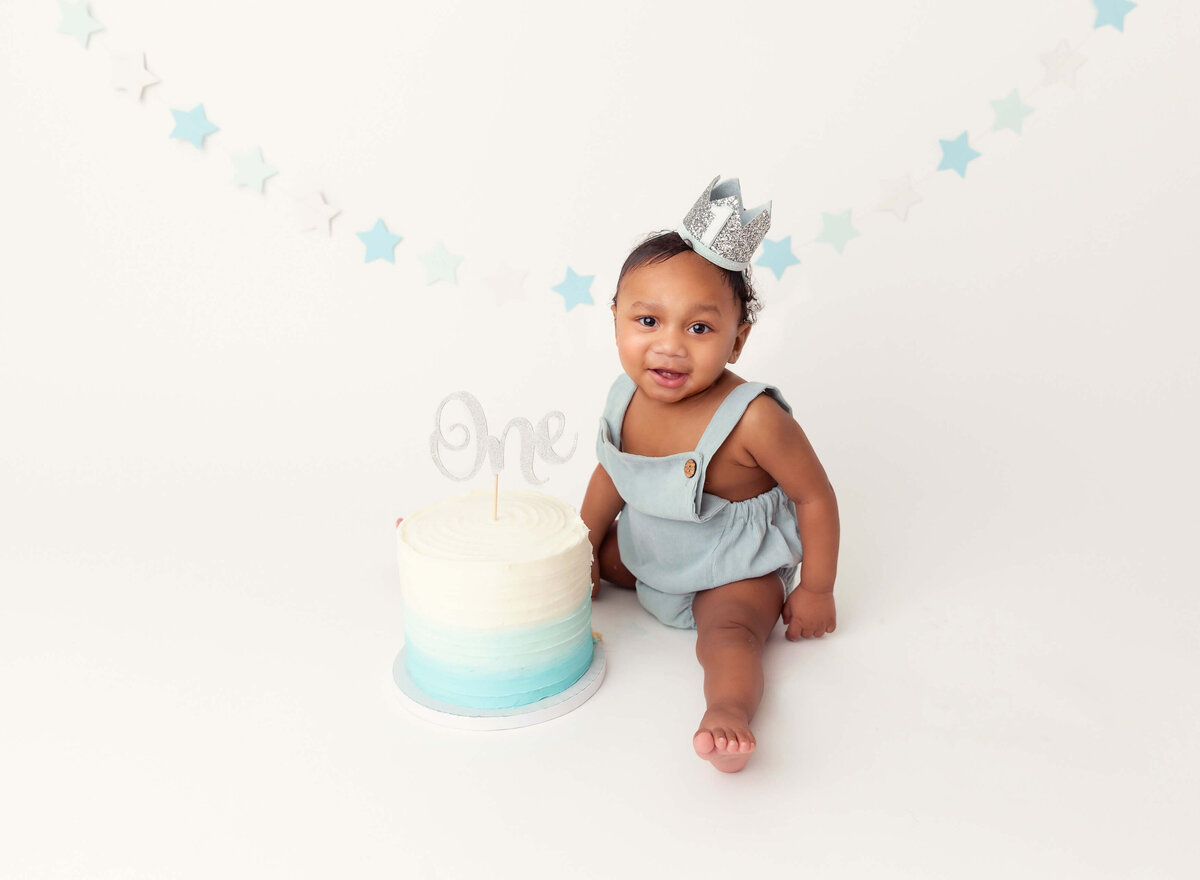 Cake smash boy blue and white setup done by NYC cake smash photographer 