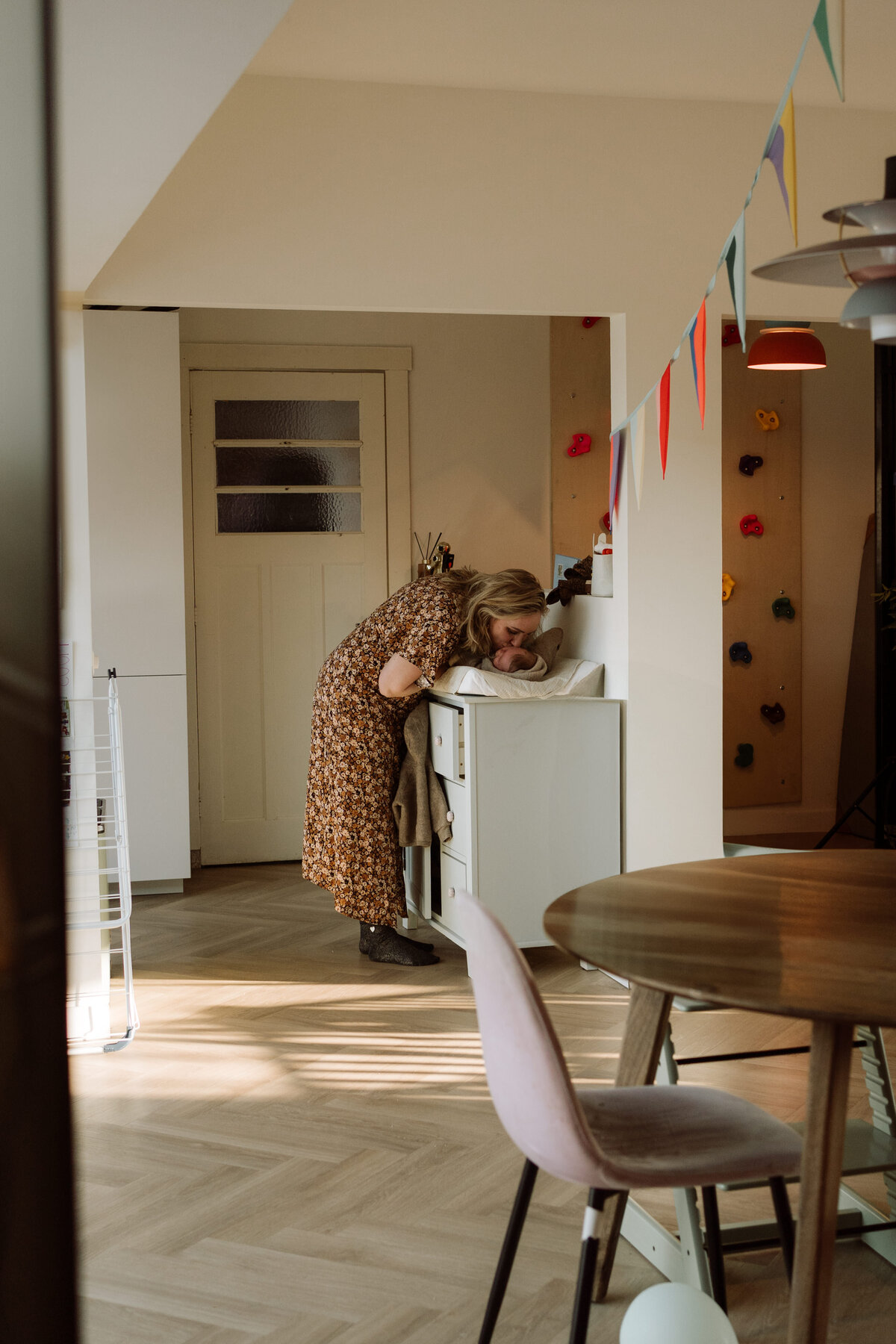 Newborn fotografie van een baby van enkele weken oud, vastgelegd in huis en aan zee. Intieme momenten van een pasgeboren baby, vol met de heerlijke chaos van het gezinsleven.