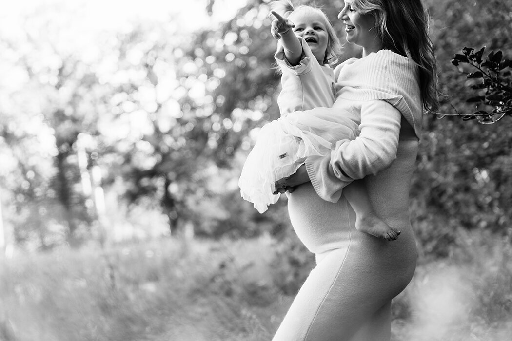 goldenhourzwangerschapsshoot, goldenhourbloemenveld, ikwordgrotezus, zwangerschapsfotograafbrabant, zwangerschapsgezinsfotoshoot, buikfotosbloemenveld, rucphen, breda, halderberge,roosendaal, bergenopzoom, zundert, ettenleur, rijsbergen