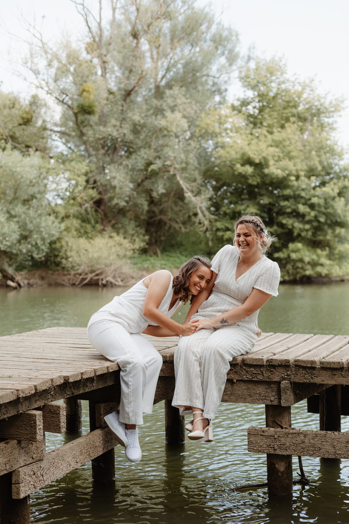 Eileen-et-Lucie-couple-mariage-ponton-nature2