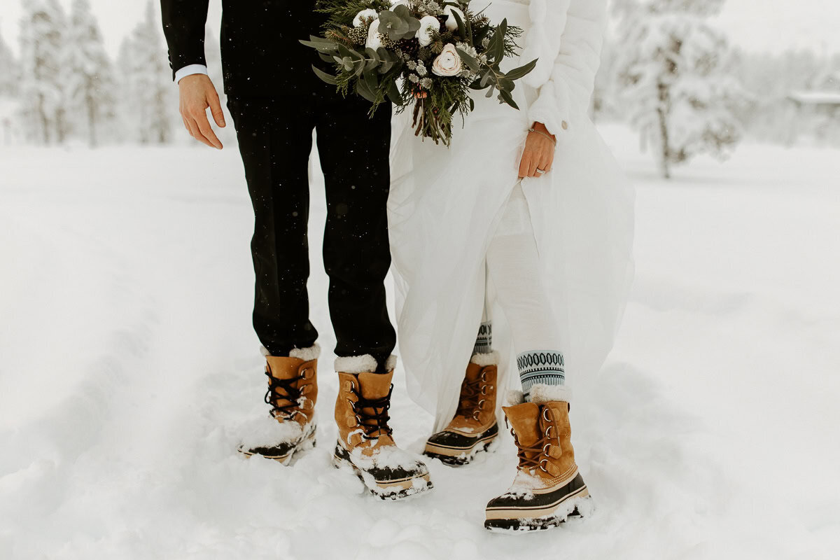 Fotograf-Yohanna-Martensson-Brollopsfotograf-Vemdalen-vinterbrollop-skor