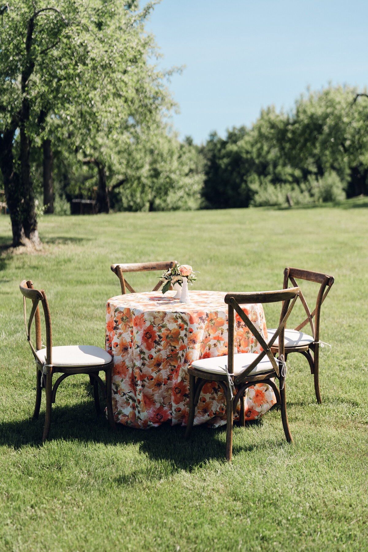 cocktail-hour-at-deere-creek-farm-wedding-granby-1