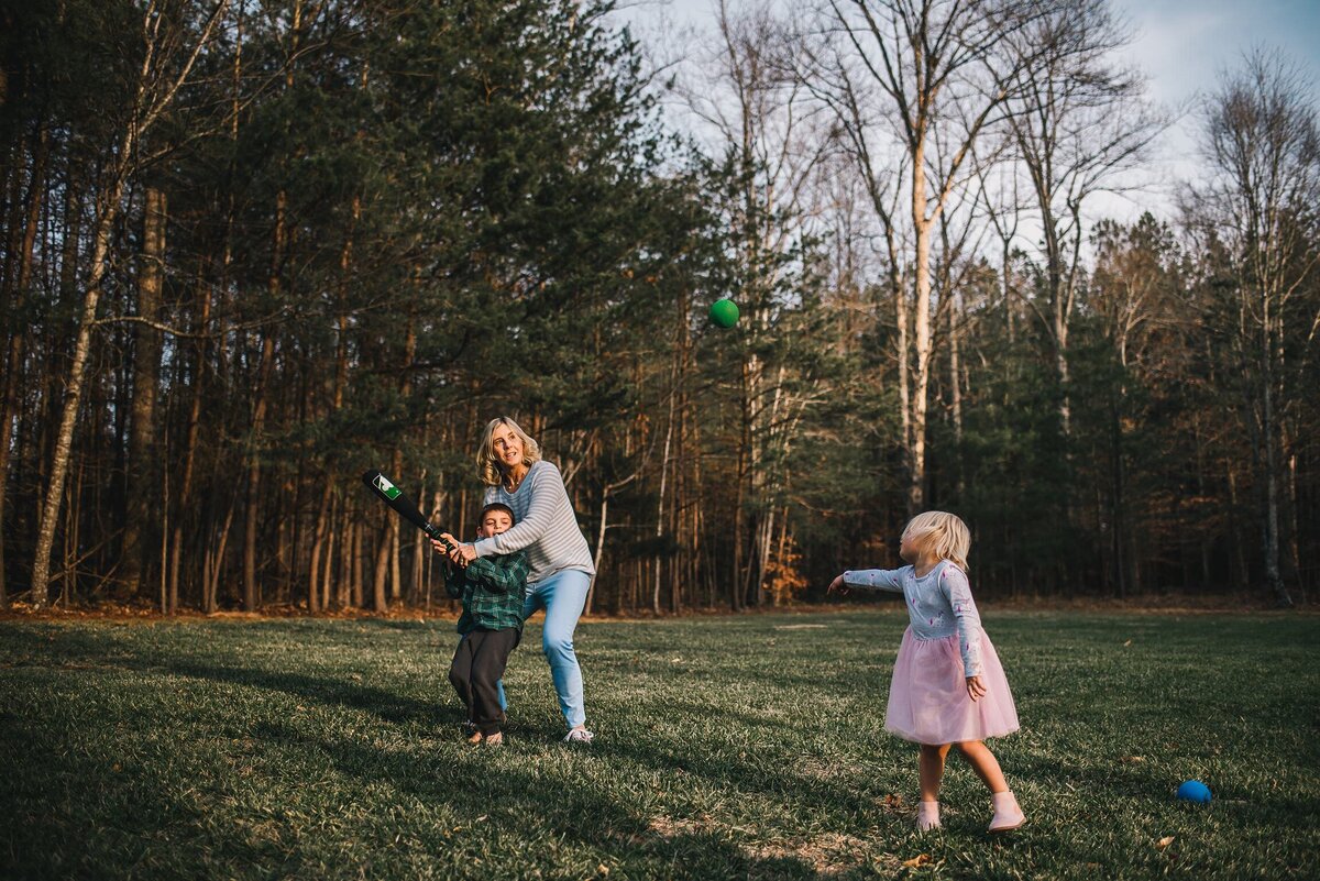 extended-family-photos-backyard-charlottesville-va