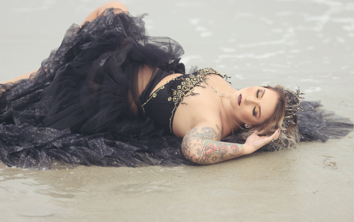 savannah-glamour-medusa-portraits-on-the-beach-02
