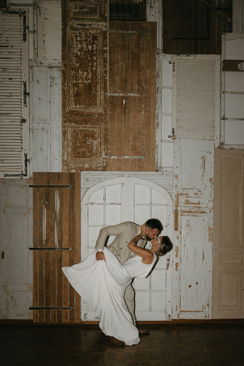 Marié basculant la mariée en arrière en lui donnant un baiser. Projet organisé par Nos Moments Ensemble, wedding planner nantes Loire Atlantique Vendée.