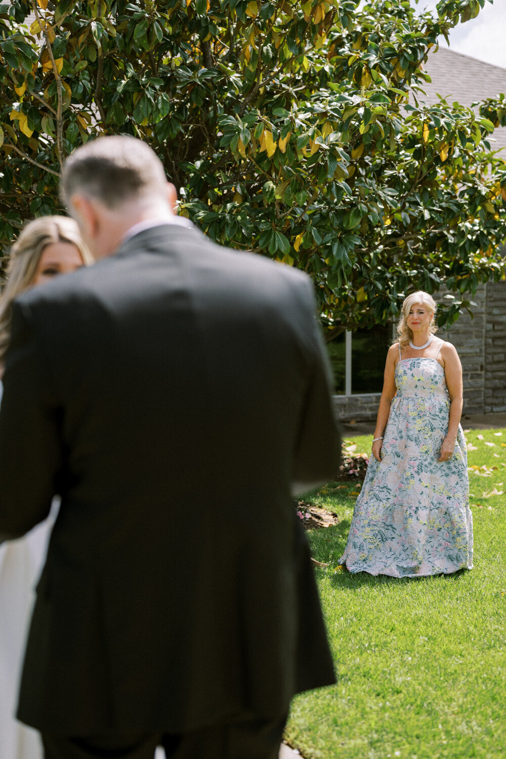 mother-of-the-bride-watches-first-look-with-dad-reaction