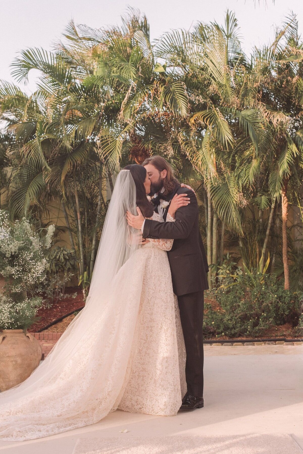 bride and groom in aruba sharing a wedding kiss in front of a all natural photo op area