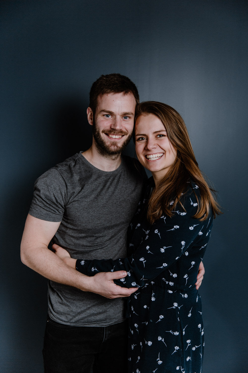 familie_hjemme_studio_Oslo_homesession_charlottechristensen_glede_foreldre