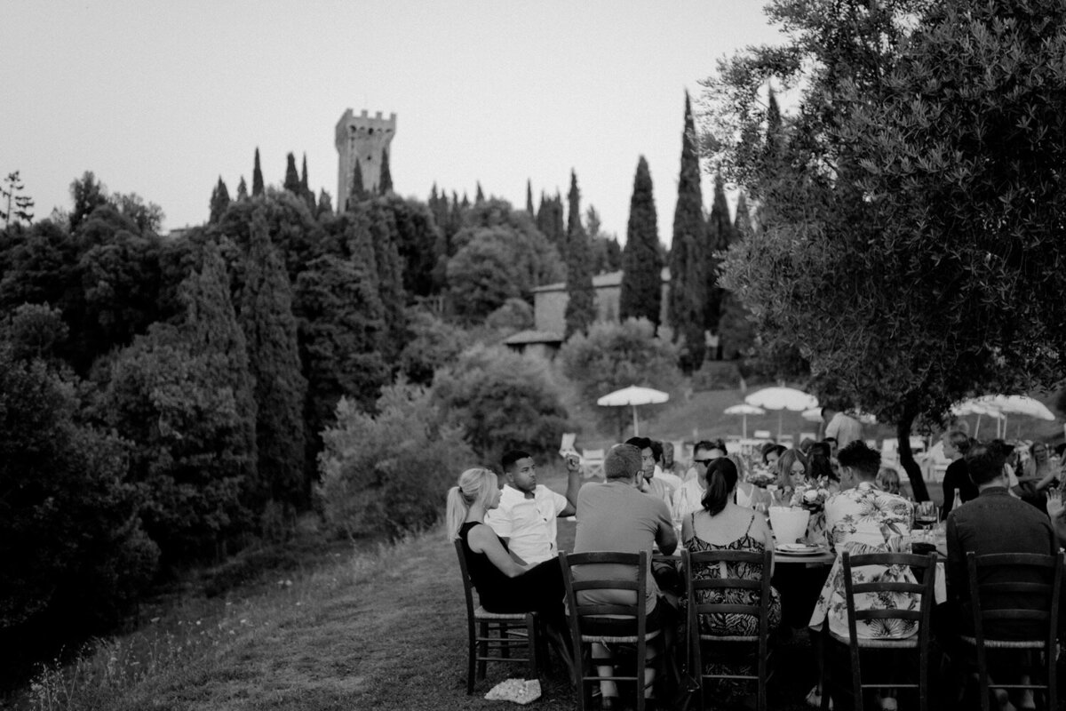 37_Tuscany_Luxury_Wedding_Photographer (37 von 50)_A luxury wedding in Tuscany at Castello di Gargonza. Discover the elegant and stylish photography of luxury wedding photographer Flora and Grace.