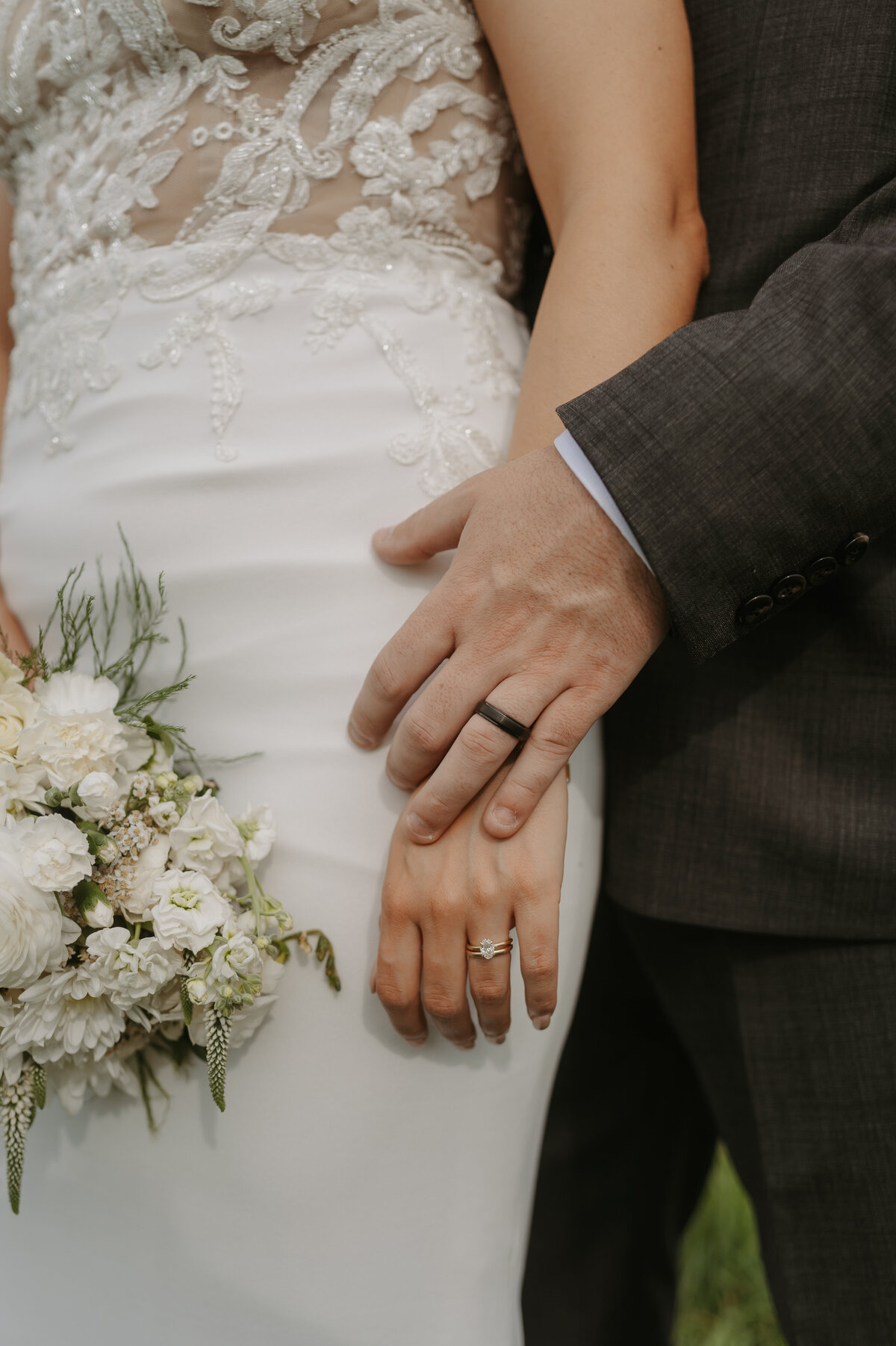 bride and groom rings 