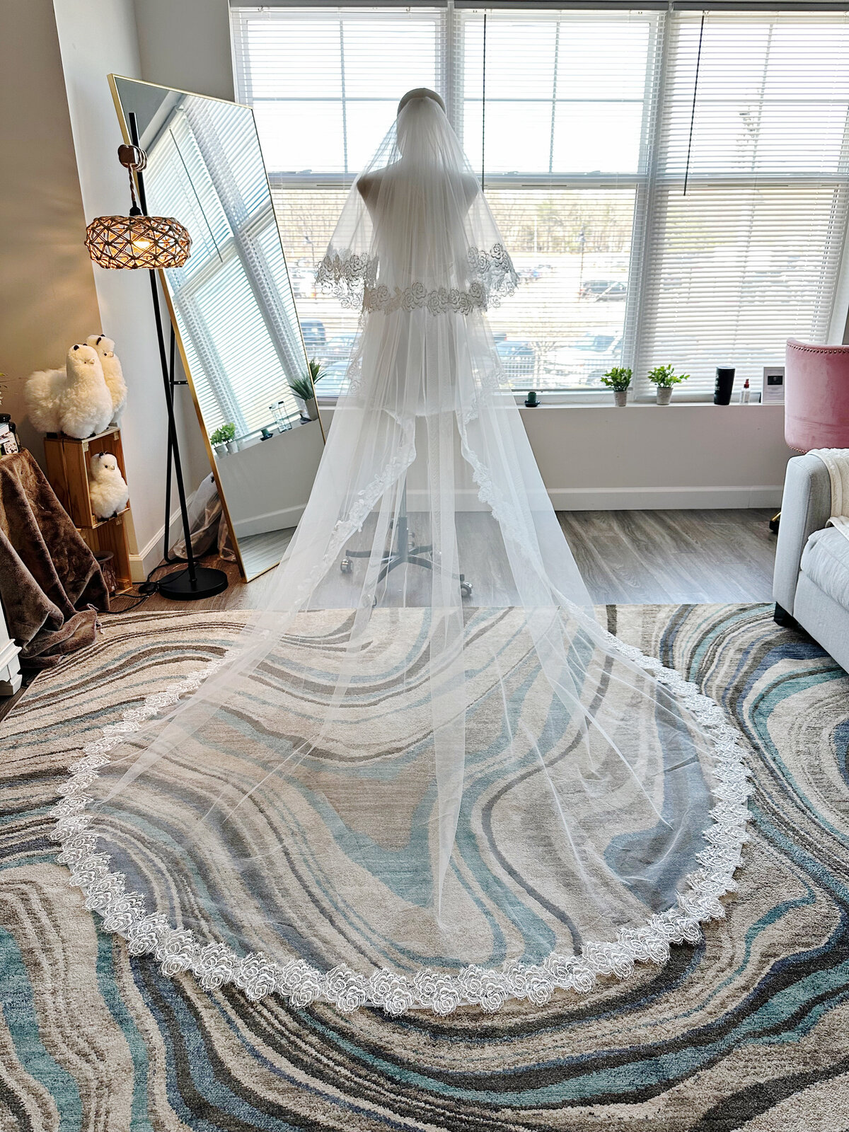 Ivory lace blusher veil paired with pearl drop earrings
