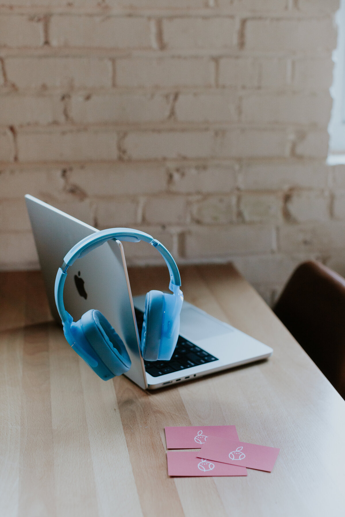 detail-photo-laptop-business-cards-headphones-for-brand-session-villa-heights-charlotte