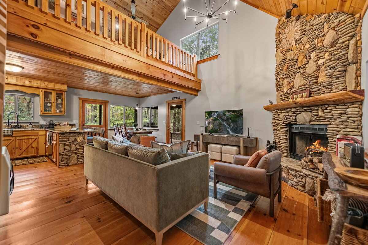 1Shady-Grove-Cabin-Blue-Ridge-GA_1140_Living Room