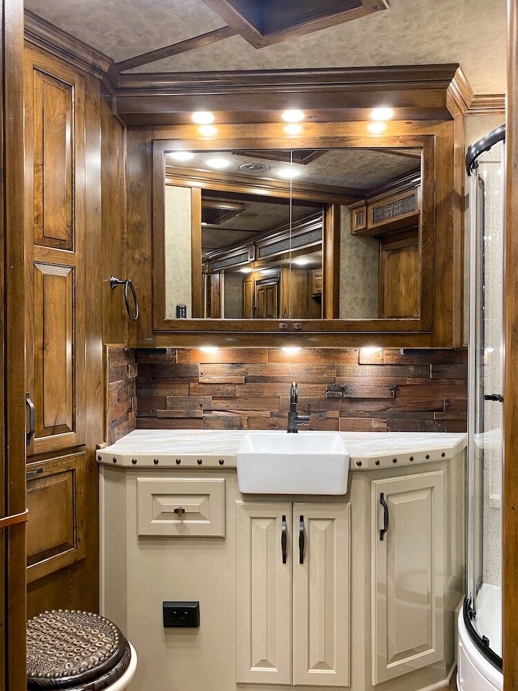 luxury-living-quarter-horse-trailers-trail-boss-conversions-bathrooms-24