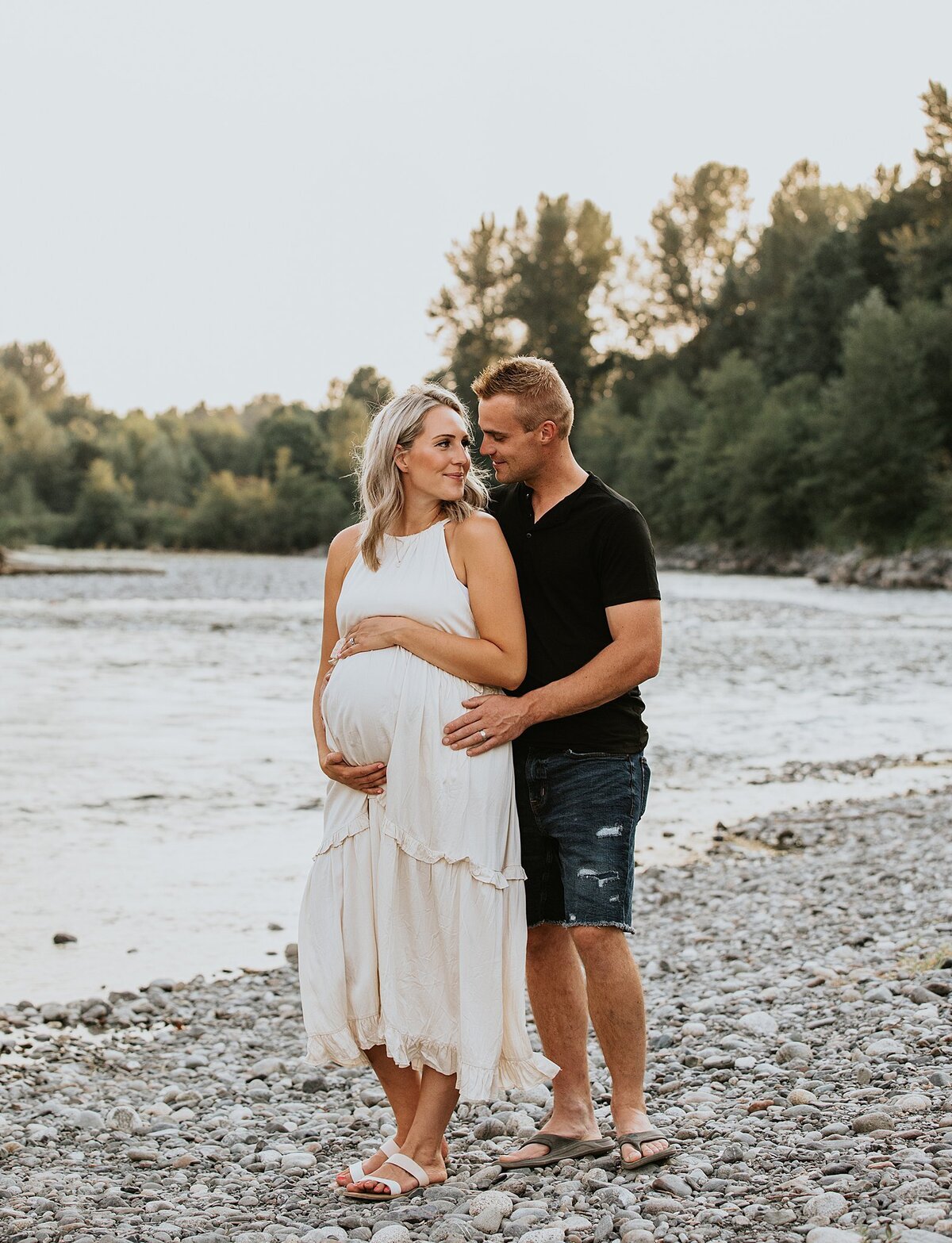 Maternity session on the beach