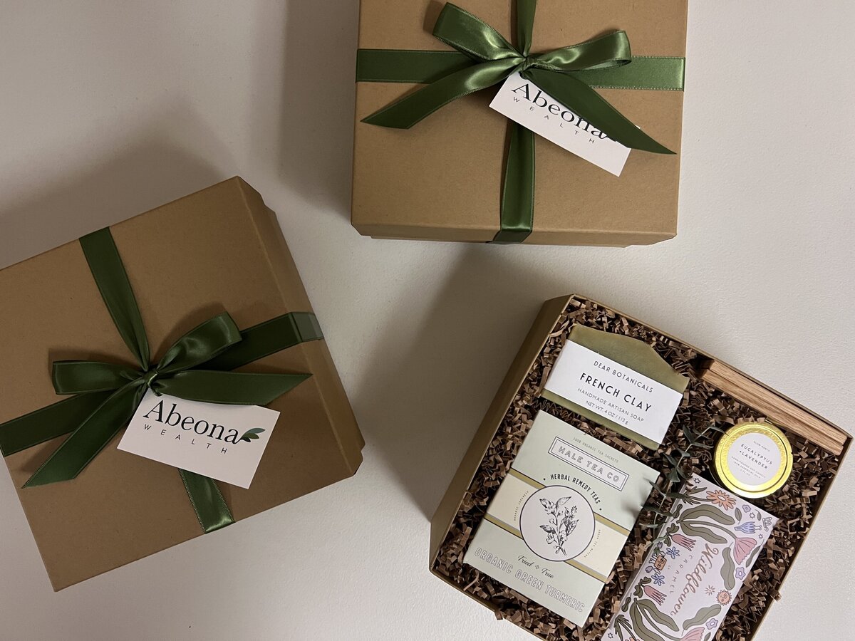 Custom gifts for wedding florist 's clients, thank you gifts, custom gifts, gifts for women, bridal party gifts, bridesmaids proposal gifts.