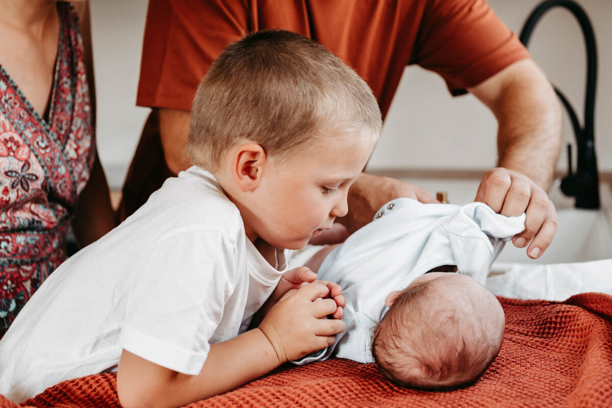 Lifestyle-newborn-foceni-doma_rodinna-fotografka-Praha-vychod_Karolina-Ticha-8