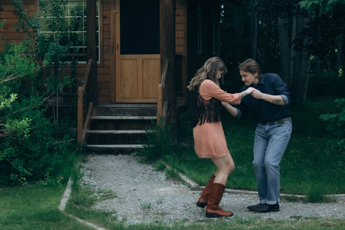 vpc-couples-vintage-cabin-shoot-5