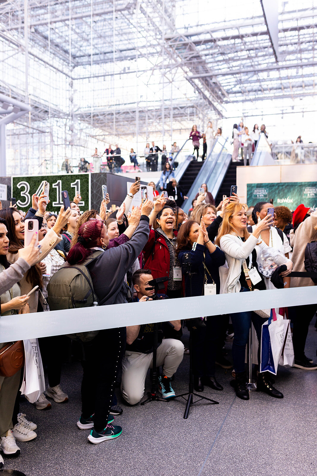 javitz-center-branding-glofacial-64_websize
