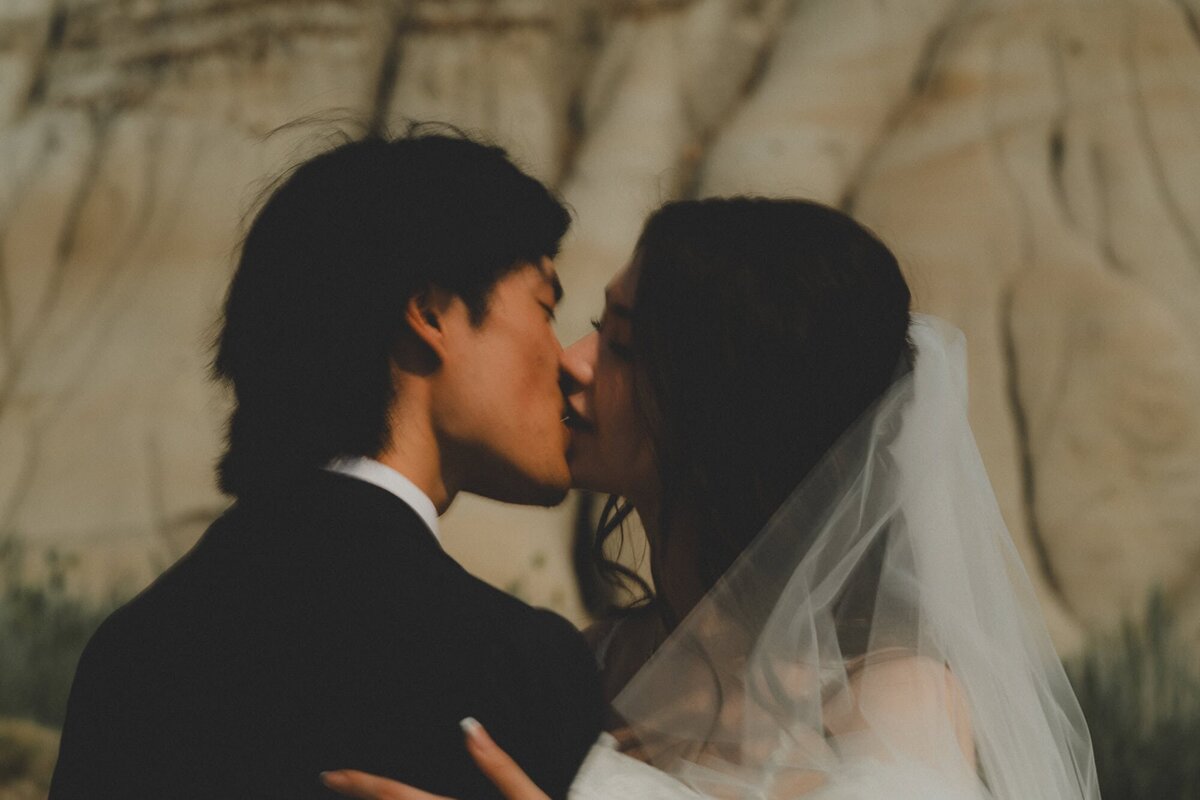 Wedding couple kissing in alberta badlands