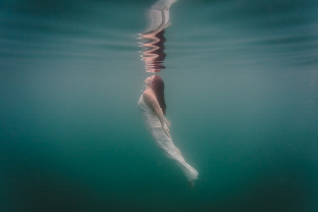 bride underwater in green turquoise ocean