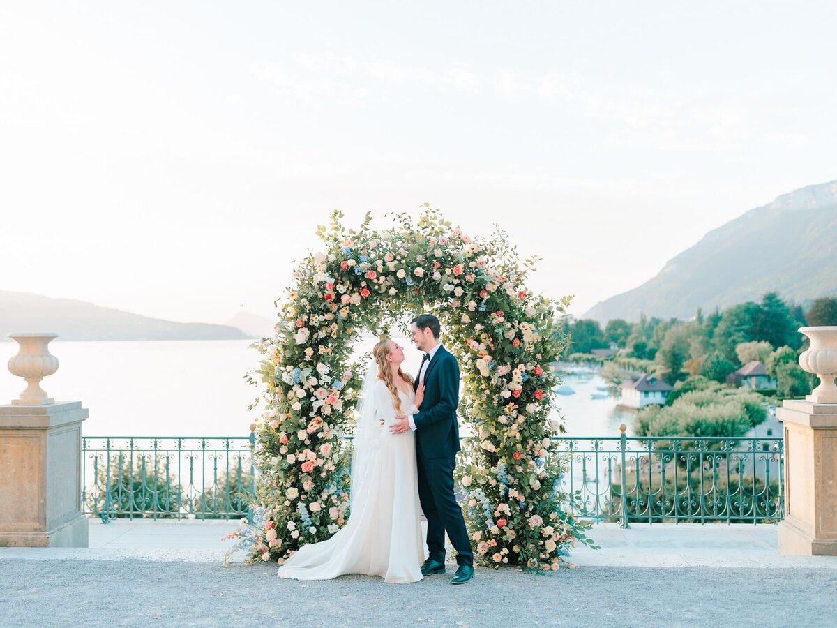 photo-married-in-front-of-exceptional-floral-arch2