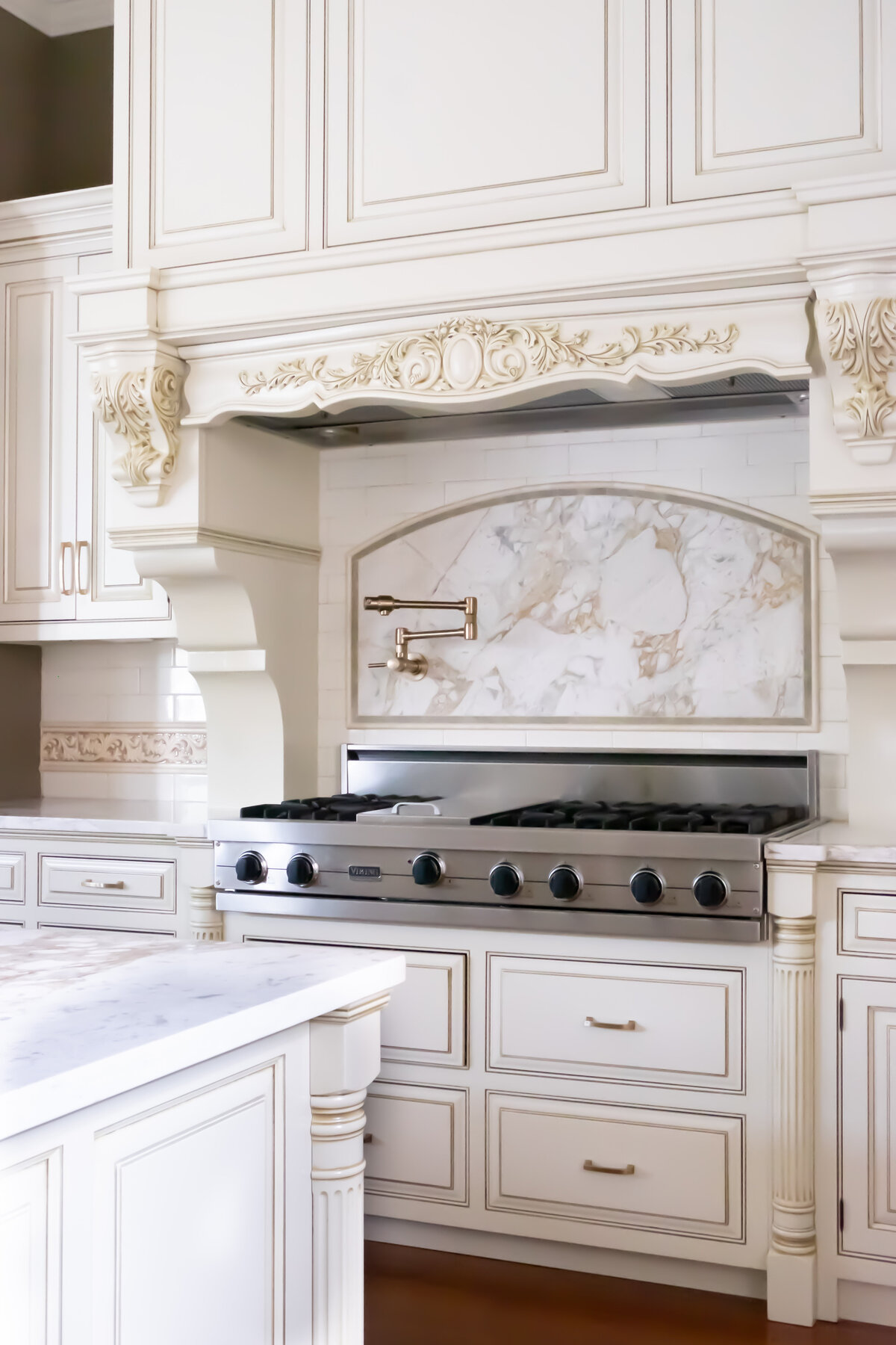LRM-Design-large-stove-Detail-Traditional-Kitchen-Design-New-Orleans