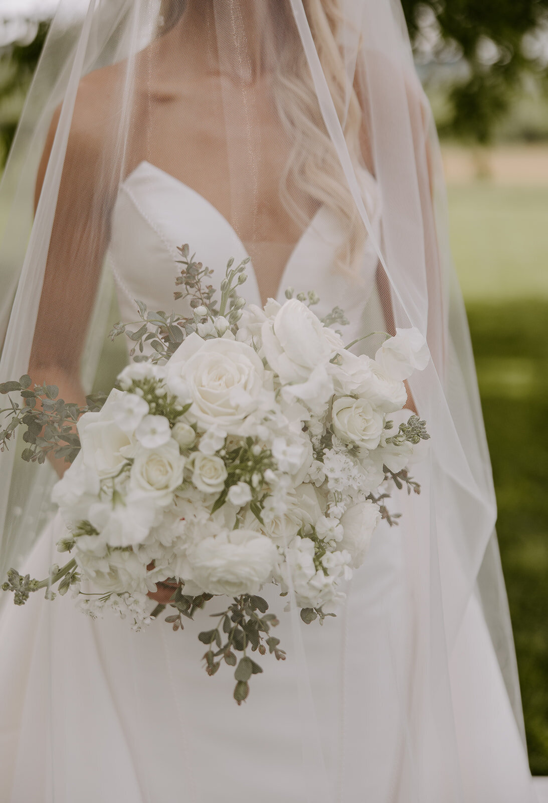 white-wedding-florals-00001