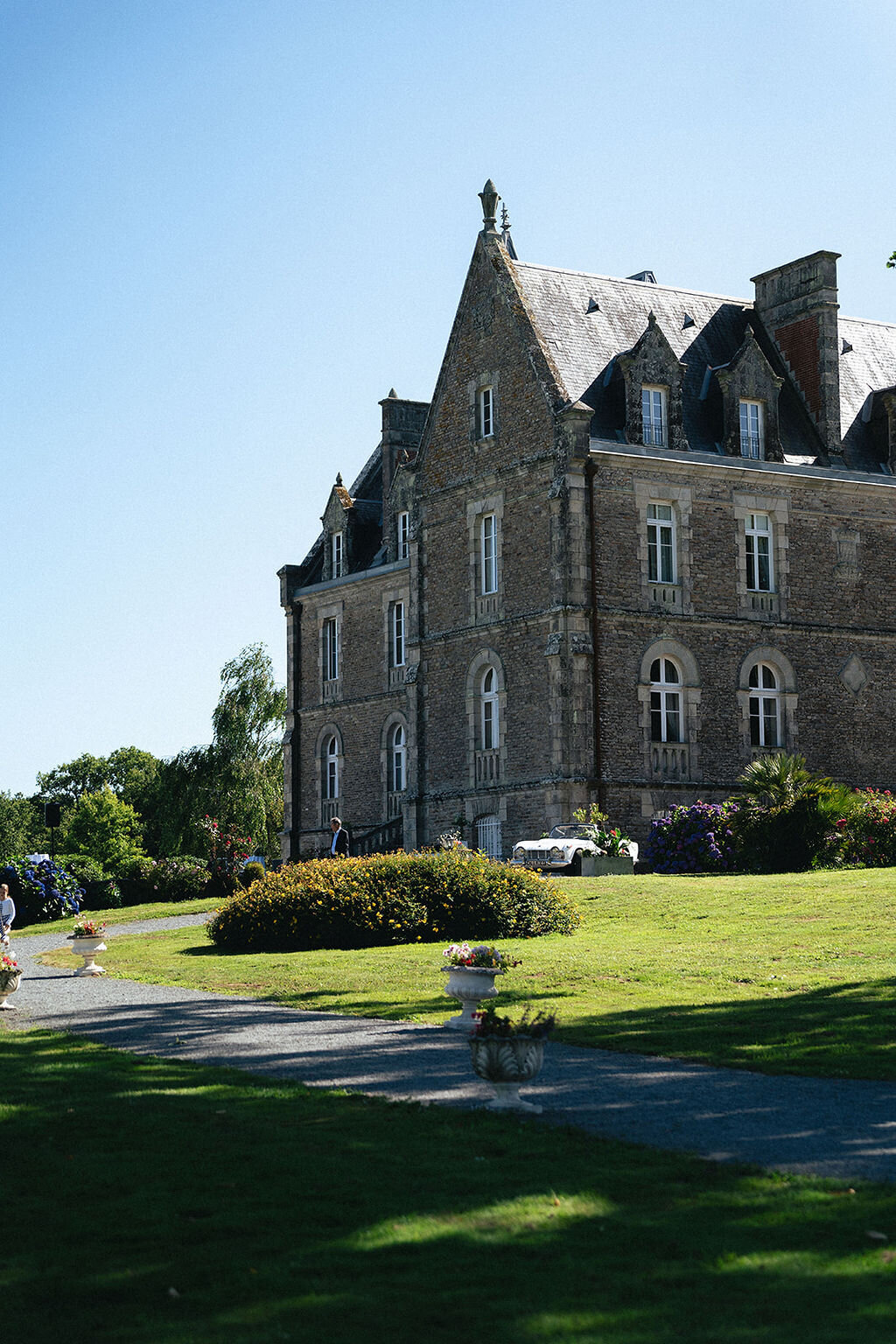arrivee-au-château-du-Deffay-mariage-loire-atlantique