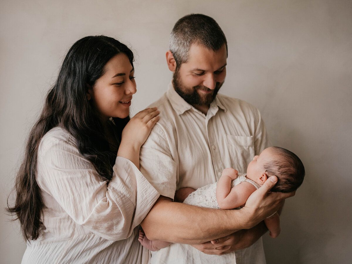Newbornshoot door Leukfotografie in Amsterdam, Zaandam, Landsmeer, Oostzaan en Purmerend – zachte, liefdevolle babyfoto’s-55