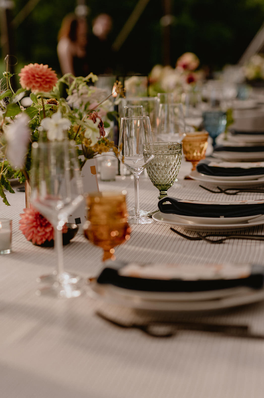 orange-green-glasses-pink-dahlias-wedding-tablescape