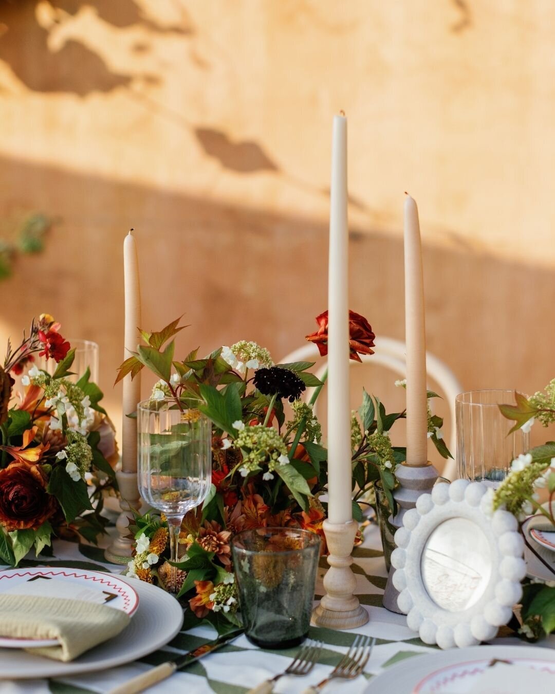 Elegant reception flowers with burnt orange ranunculus and dahlias by Kendra’s Events in DFW.