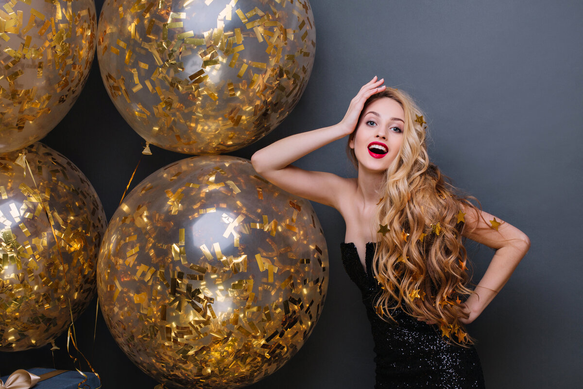 elegant-young-woman-with-long-blonde-hair-standing-confident-pose-new-year-party-indoor-portrait-charming-birthday-girl-posing-with-sparkle-balloons