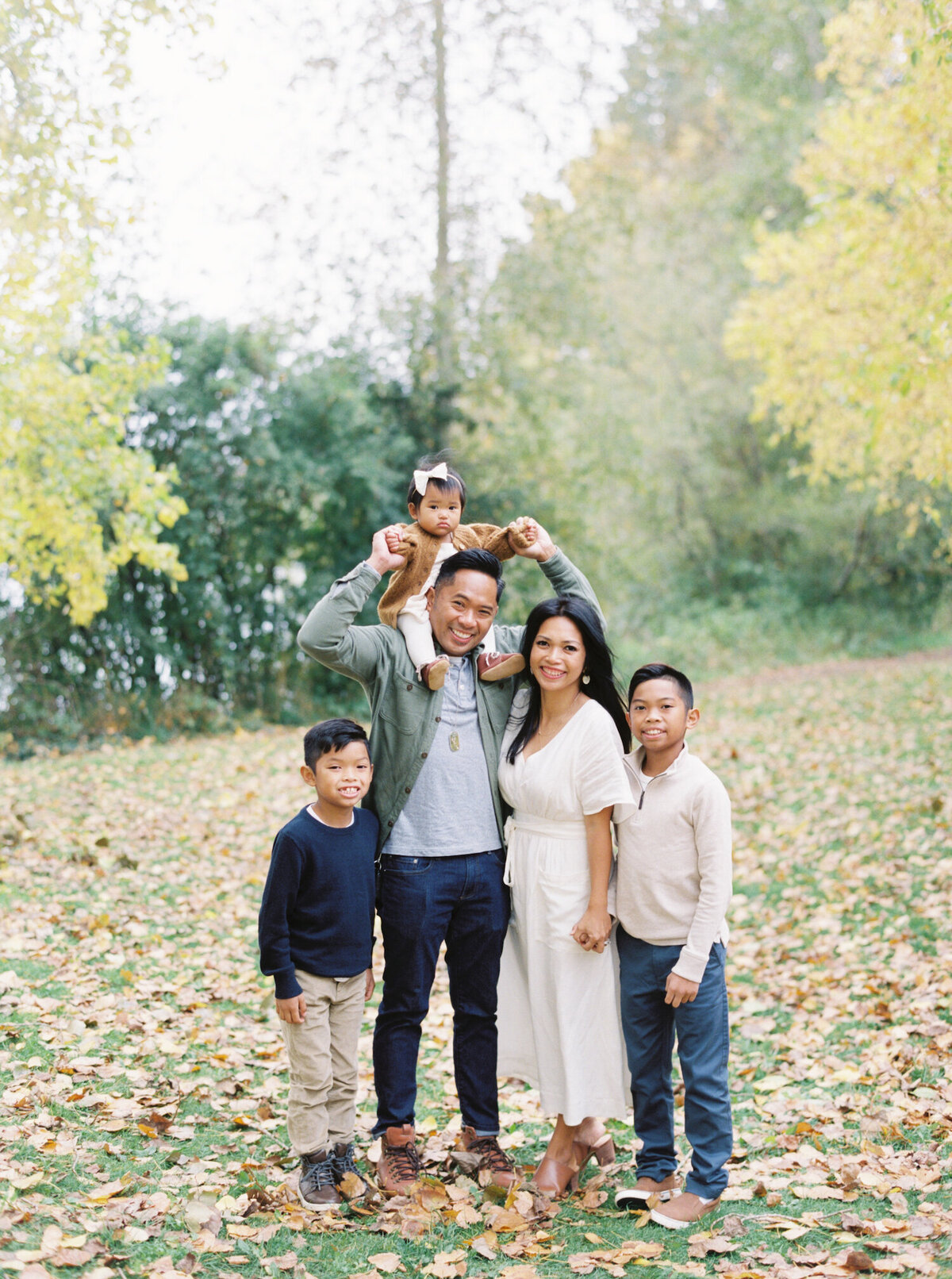 Fall family mini session photos in Seattle at Greenlake, for this family of five