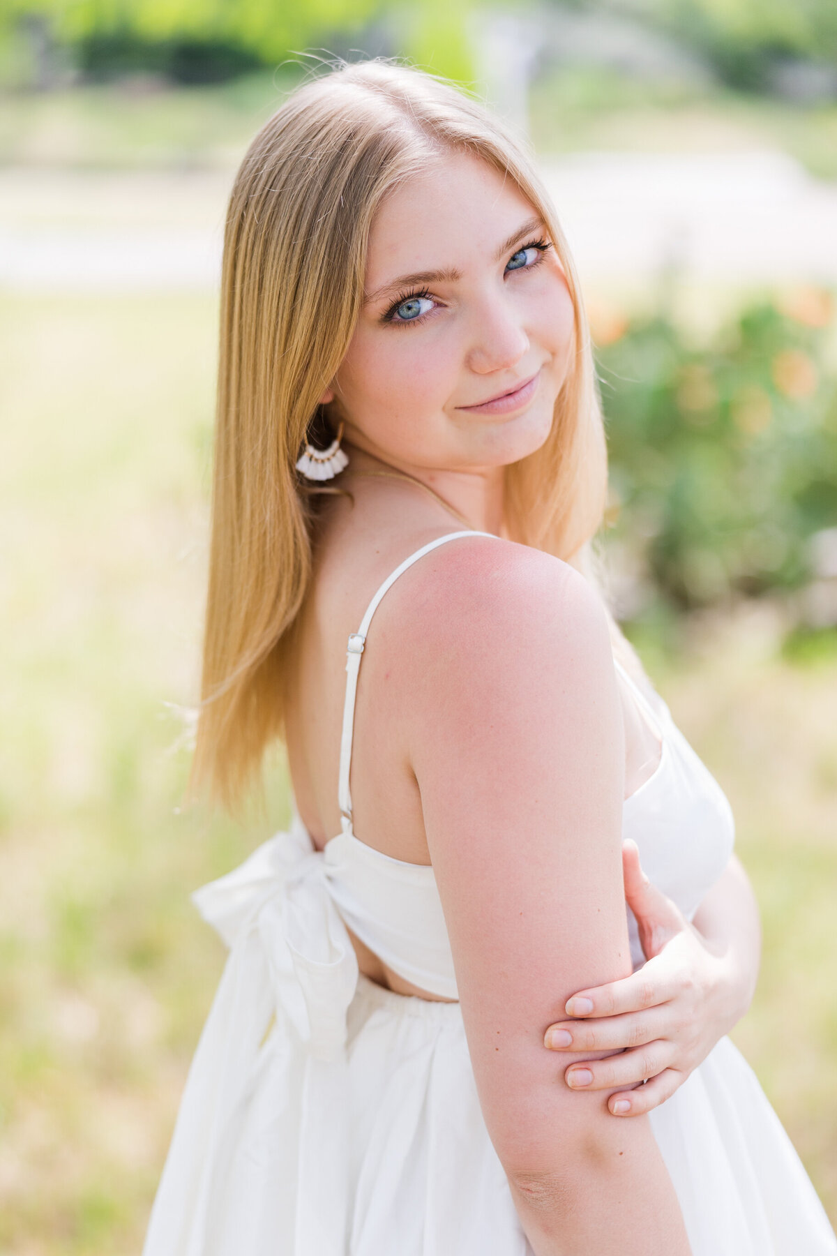 senior-girl-standing-in-park-in-downtown-ft-worth