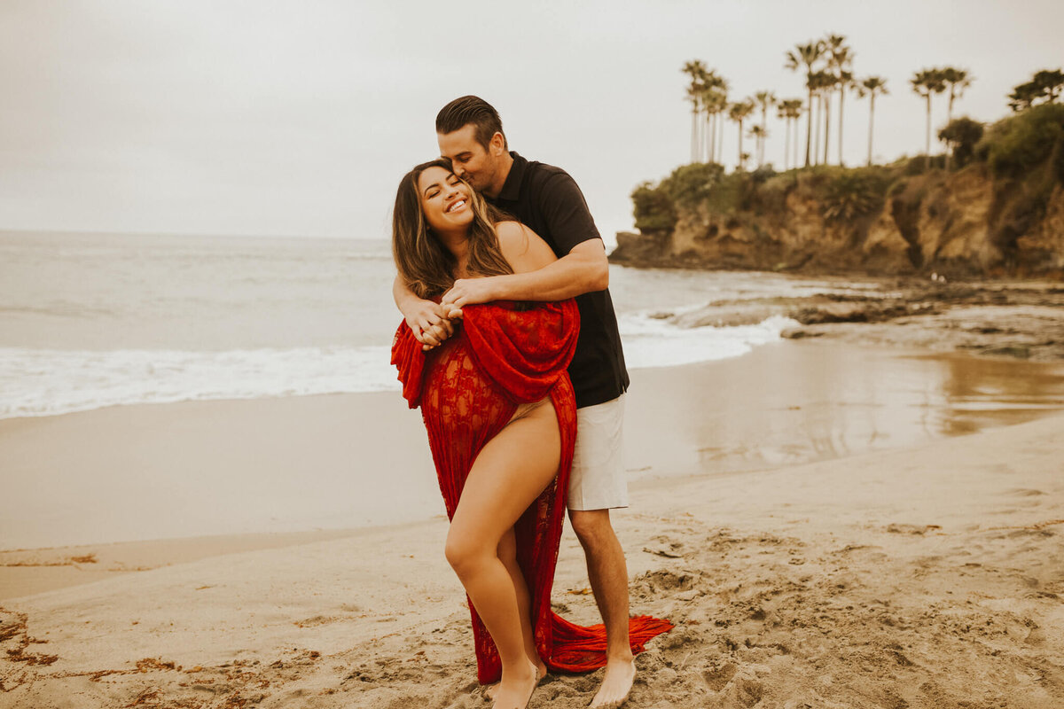 maternity-couple-photoshoot-cuddles-photoshoot
