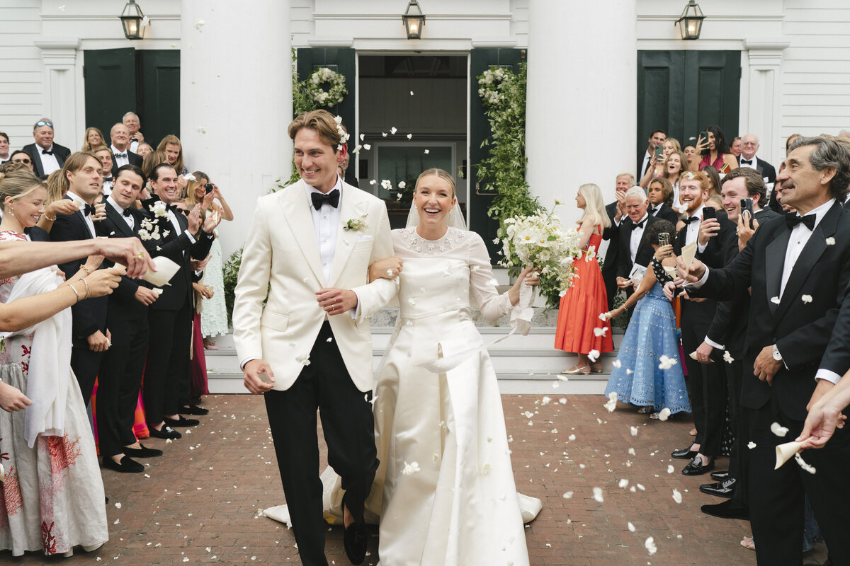 Marthas-vineyard-wedding-planner-kg-events-design-luxury-destination-weddings-private-events-corporate-events-edgartown-ma-event-designer-outdoor-tented-wedding-reception-island-wedding-vogue-wedding-pohogonot-17