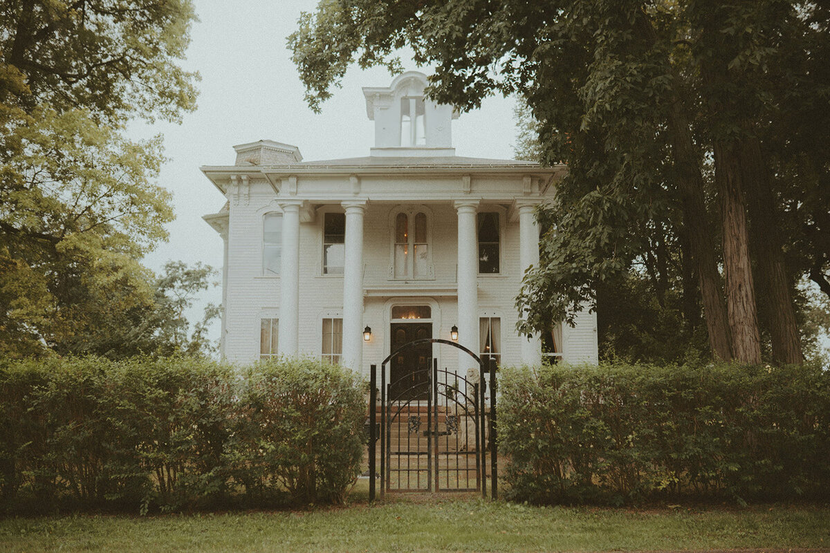 wedding_upstateny_maisonalbion_weddingphotographer_photographer_newyork_albionny_destination_photographer_luxury_wedding_luxurywedding_vintage_wedding_vintagewedding-51