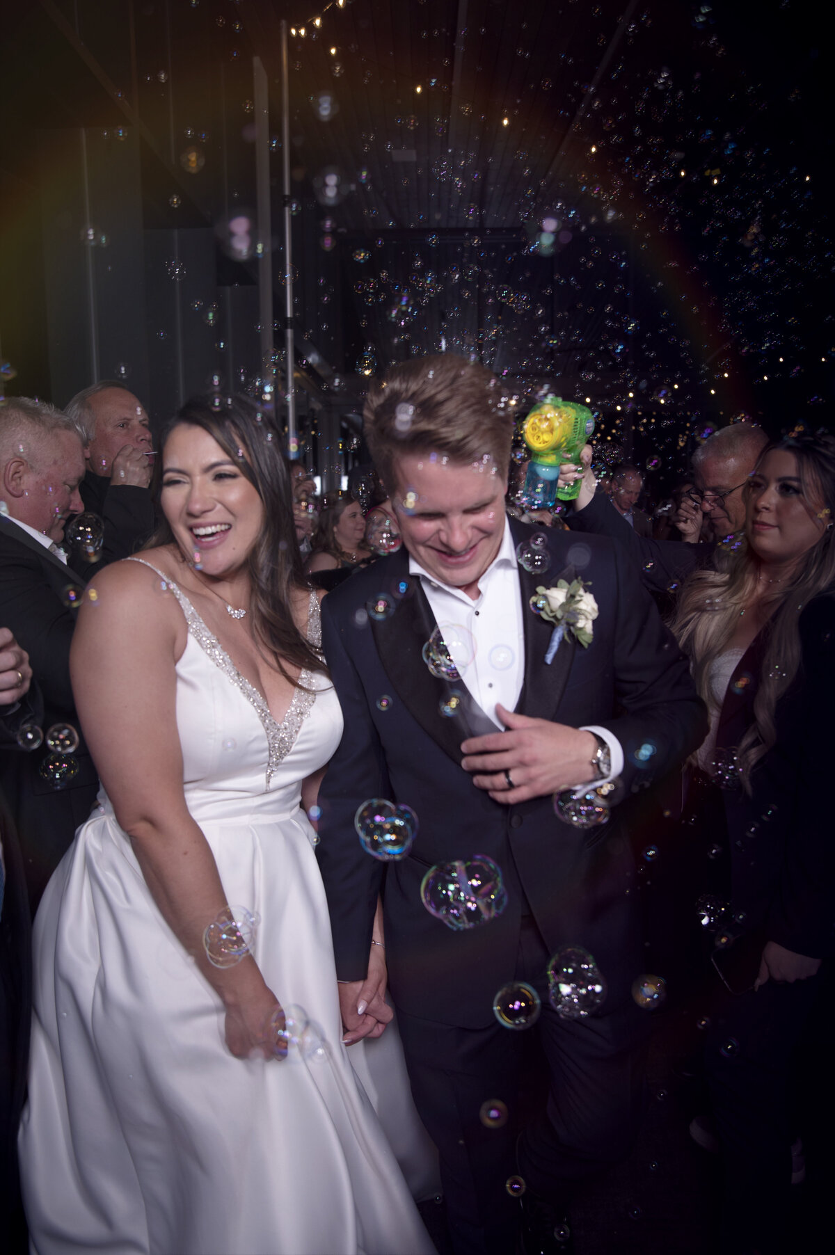 lincoln-outdoor-wedding-couple-kiss-legacy-in-light (2)
