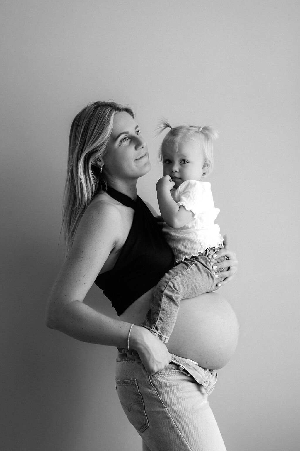 Minimalistische zwangerschapsshoot in Atelier Oost Amsterdam