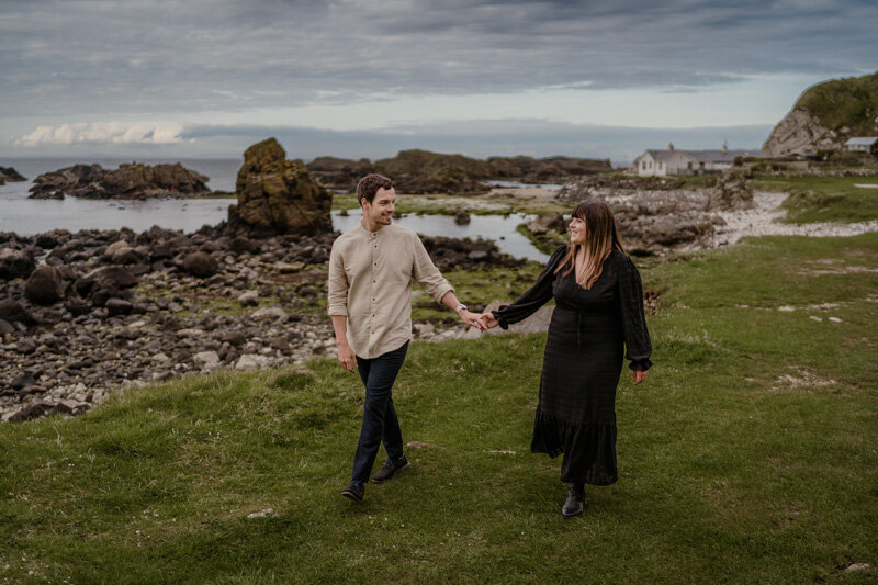 Love session en Irlande du Nord, dans un décor naturel et sauvage, capturant un moment de complicité simple et authentique entre deux amoureux.