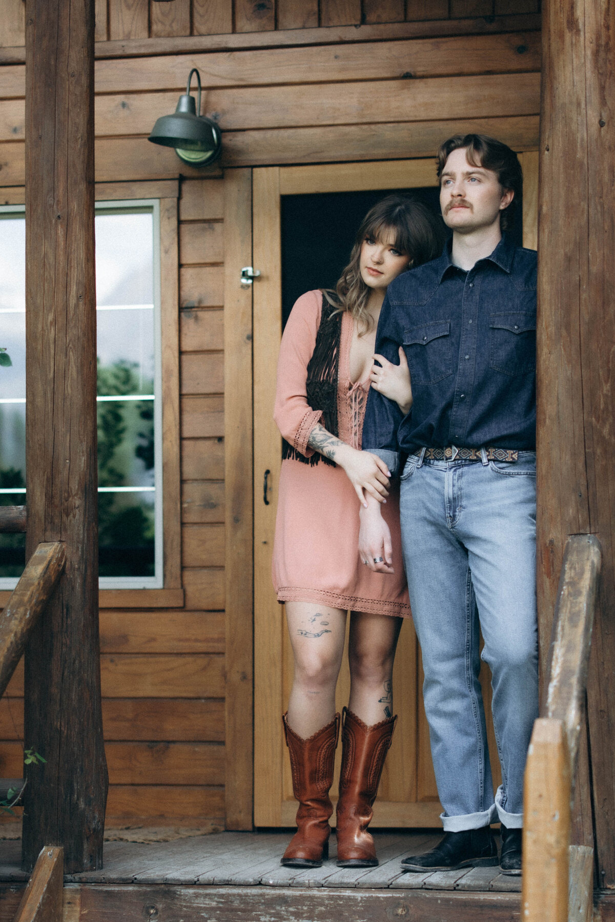 vpc-couples-vintage-cabin-shoot-24