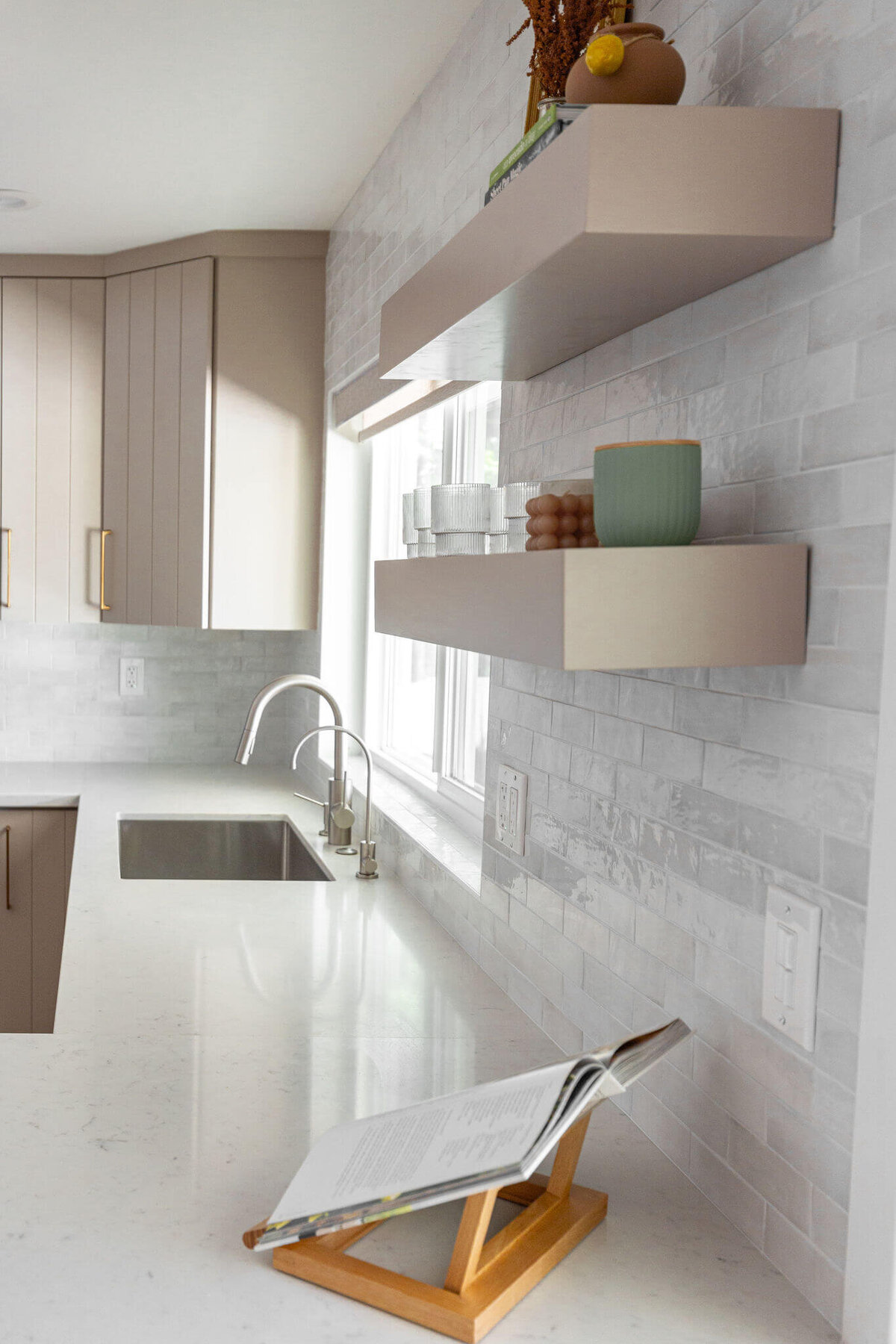 modern-kitchen-open-shelving-quartz-countertops-marble-backsplash