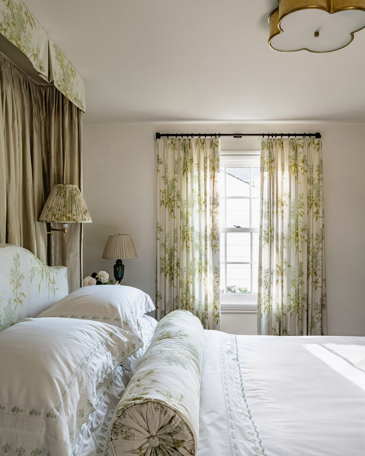 botanical-bedroom-floral-drapes-luxury-bedding