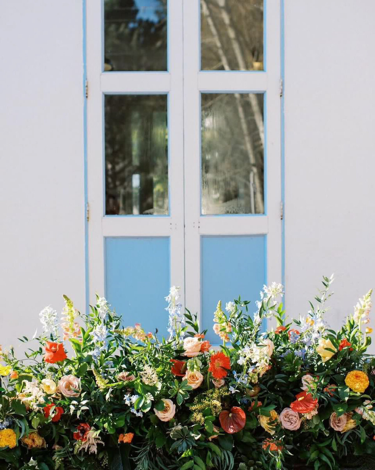 Gorgeous Spring florals on windowsill by Valley Bloom Co, bright and airy wedding florals based in Kelowna, BC. Featured on the Brontë Bride Vendor Guide.