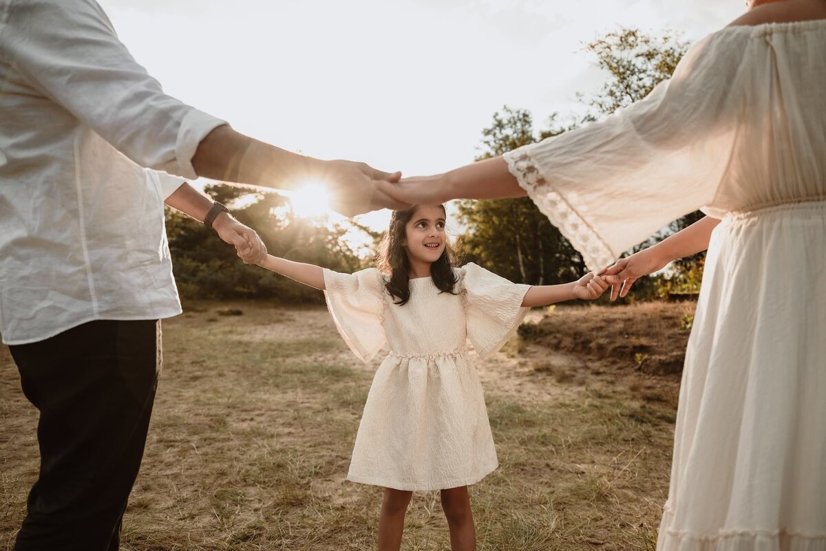 zwangerschapsshoot tijdens golden hour door fotograaf Eline Hemelt