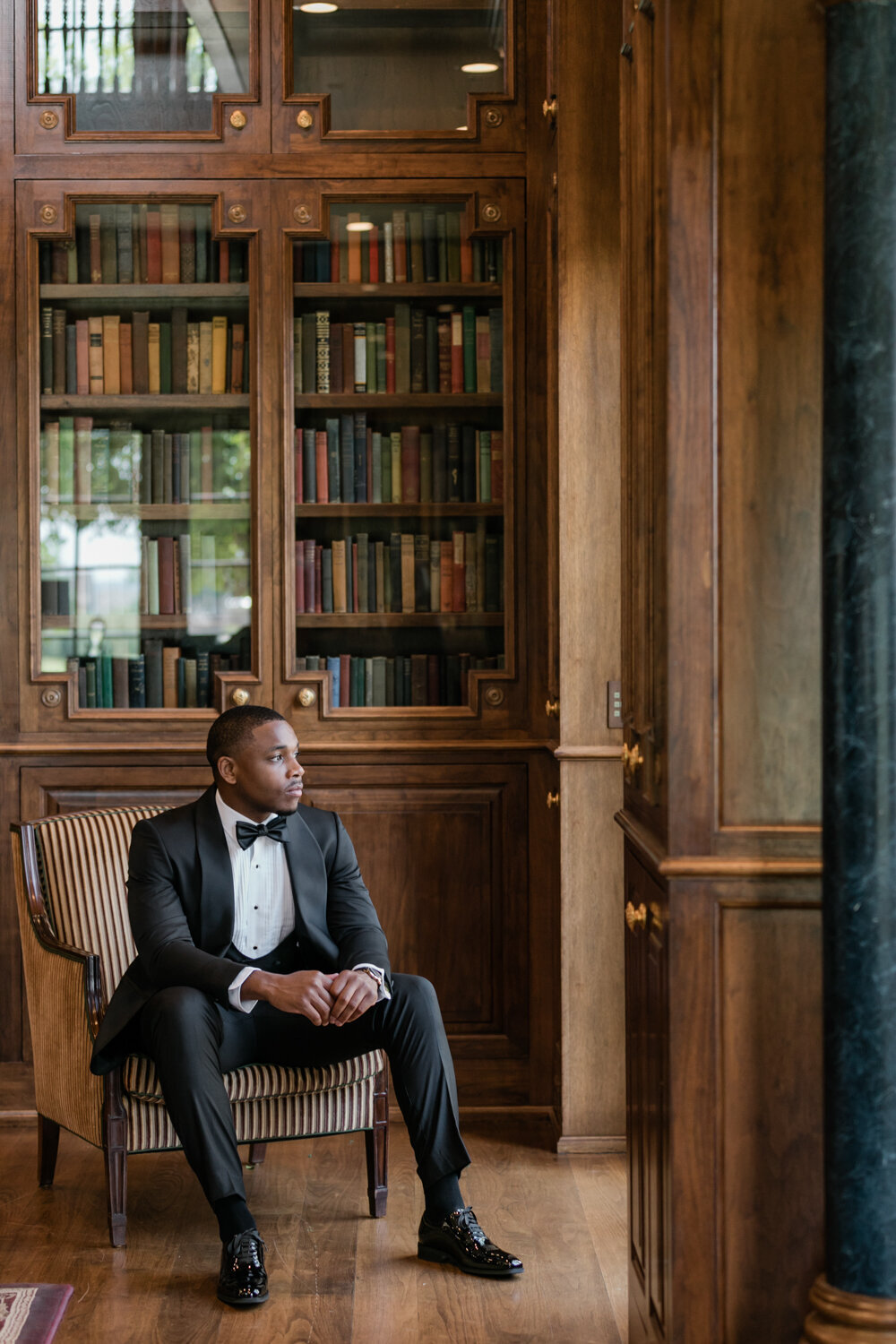 Portrait of the groom in a beautiful European-style library.