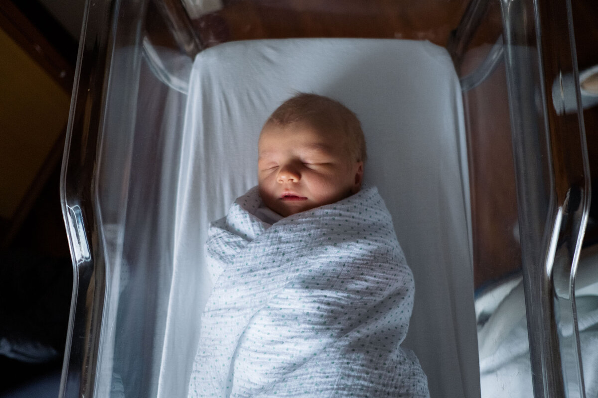 candid-natural-boston-newborn-family-photographer-zev-fisher-036