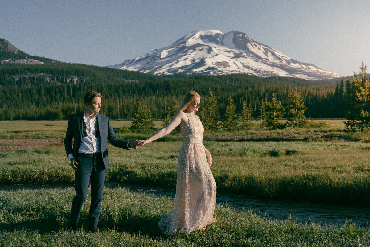 bend Oregon Photographer Sparks lake elopement-7